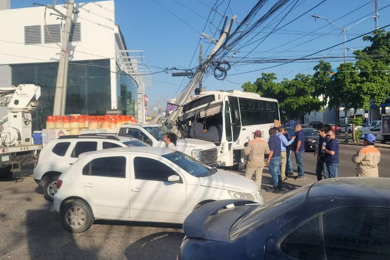 Choca camión urbano con poste y camioneta con tanques de gas en bulevar Zapata, Culiacán