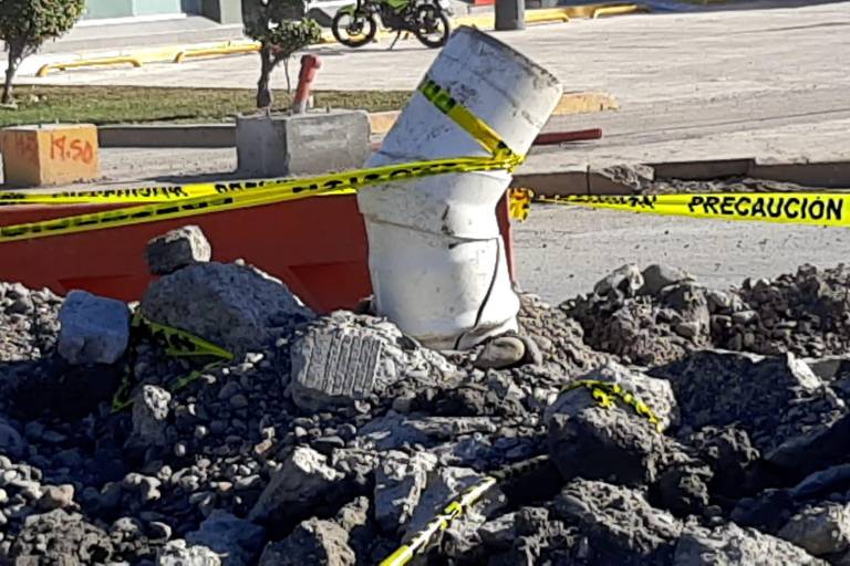 Revienta tubería en la recién inaugurada Avenida Gabriel Leyva, en Mazatlán; rompen pavimento para repararla