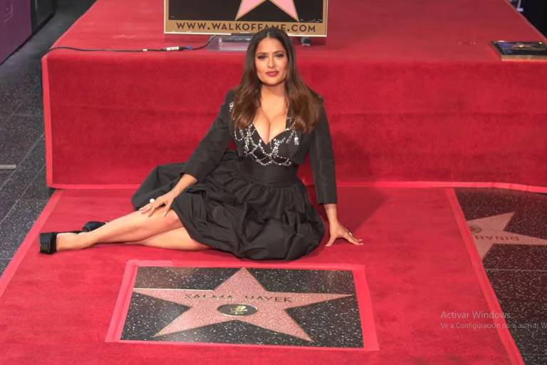Devela Salma Hayek su estrella en el Paseo de la Fama