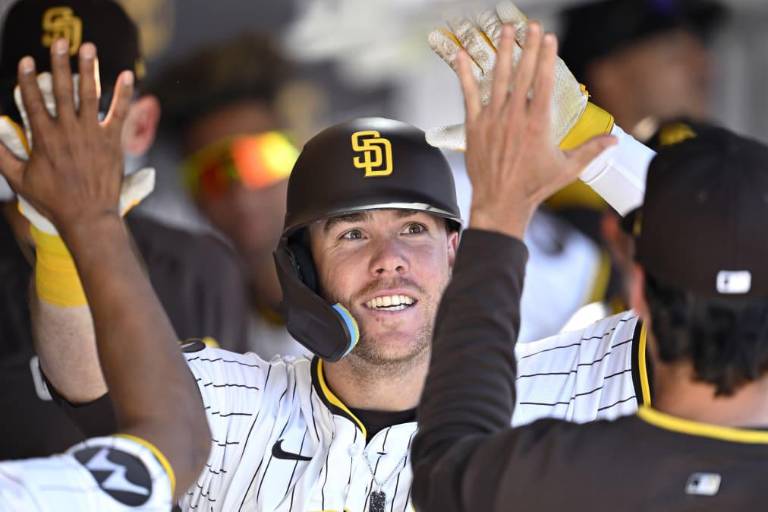 Padres explotan en el séptimo y remontan vs. Bravos en el Día Inaugural