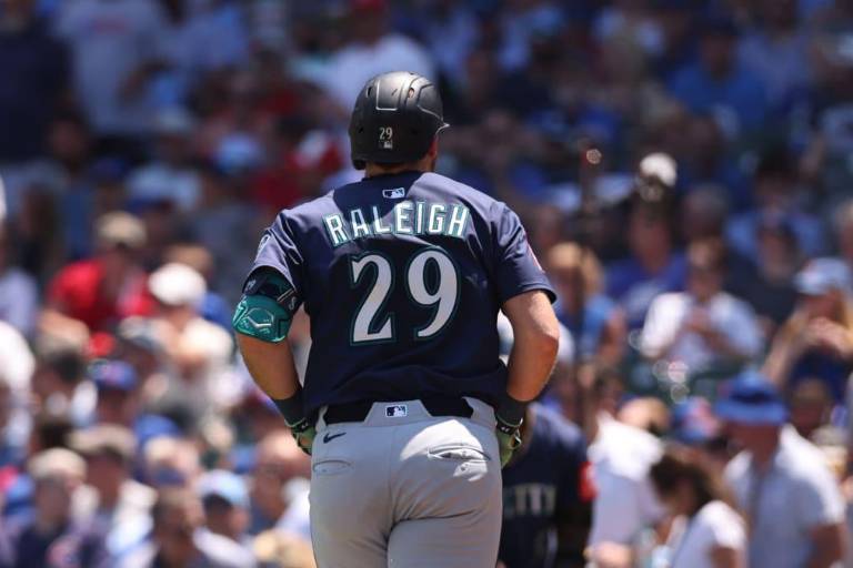 ¡Raleigh imparable! Pega su jonrón 32 y se apodera de los elogios de sus compañeros