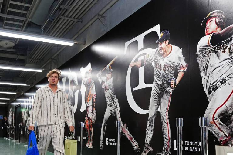 Enrique Hernández se reencuentra con un viejo conocido en la Serie de Tokio