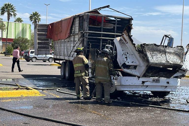 Se incendia camión de carga en Culiacán; no se reportan lesionados