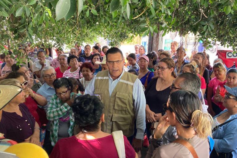 Exigen desplazados vecinos del fraccionamiento CVive en Mazatlán acceso a energía eléctrica y agua potable