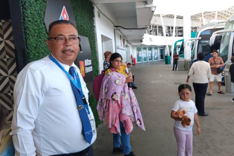 Esperan familias hasta 6 horas en central camionera de Mazatlán por bloqueo en carretera