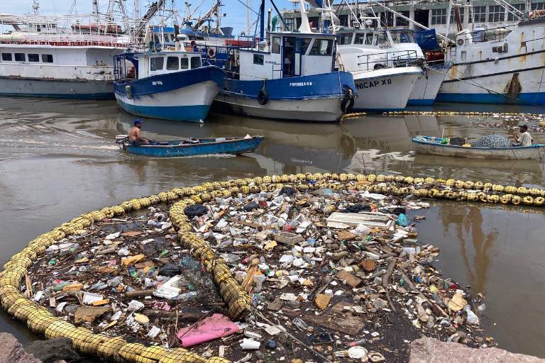 Continúa biobarda recolectando basura arrastrada tras las lluvias, en Mazatlán