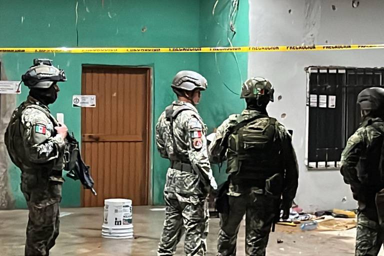 Aseguran dos vehículos robados tras cateo en la colonia San Benito, en Culiacán