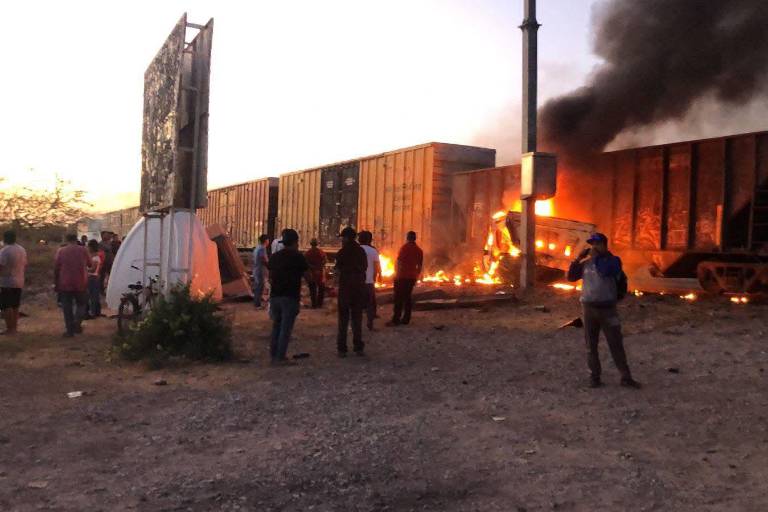 Tren arrolla a tráiler en cruce hacia Estación Bamoa, Guasave