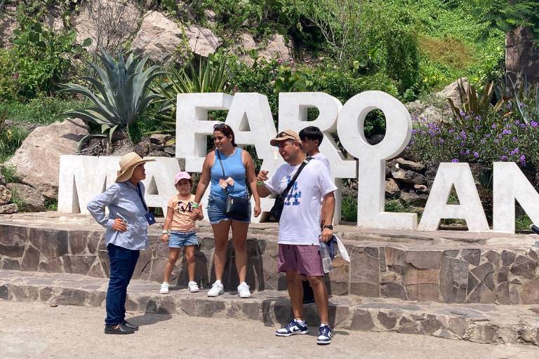 El Faro de Mazatlán sigue siendo parada obligatoria para los visitantes en vacaciones