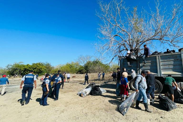 Personal naval y MazConCiencia unen esfuerzos en jornada de limpieza en la Isla de Soto