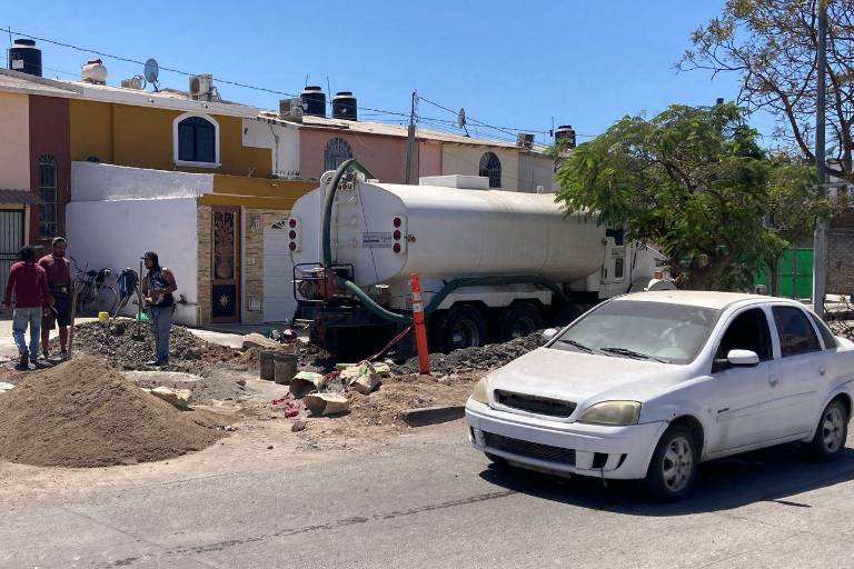 Desvío de tráfico por el puente vial en la Colosio, genera accidentes y molestia, en Mazatlán