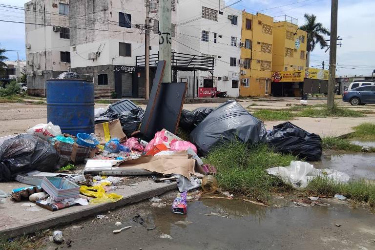 Entre basura y desechos, continúa la contaminación en el fraccionamiento El Toro, en Mazatlán