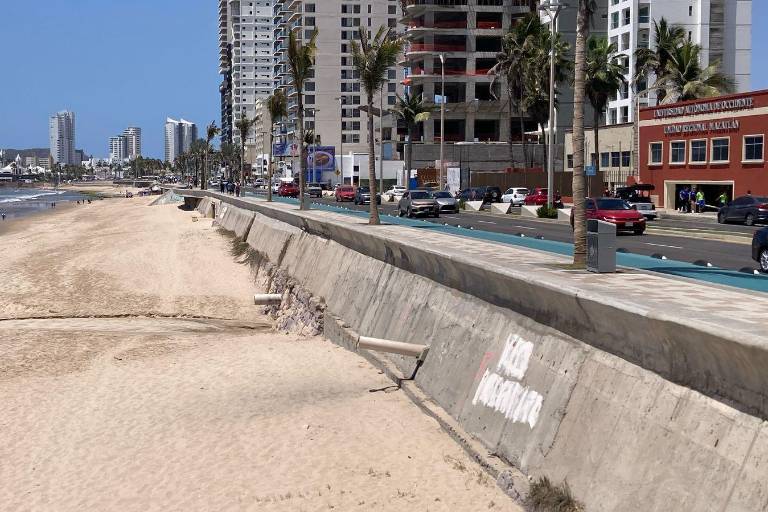 En playa de Mazatlán que buscan certificación hay huellas de descargas al mar