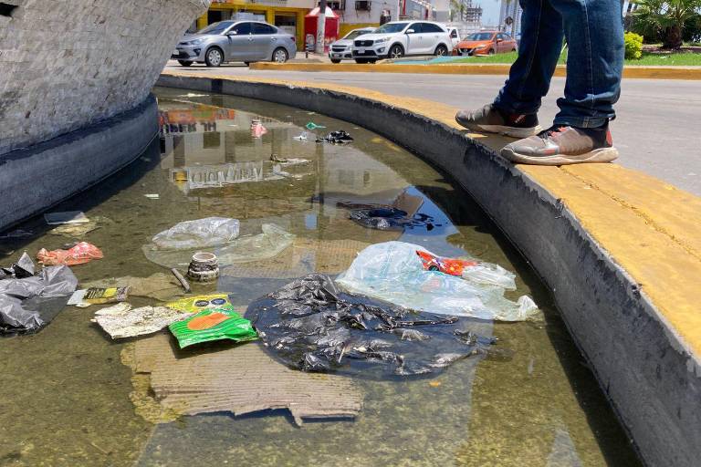 Con agua estancada y basura flotando se encuentra actualmente la glorieta ‘La Perla del Pacífico’