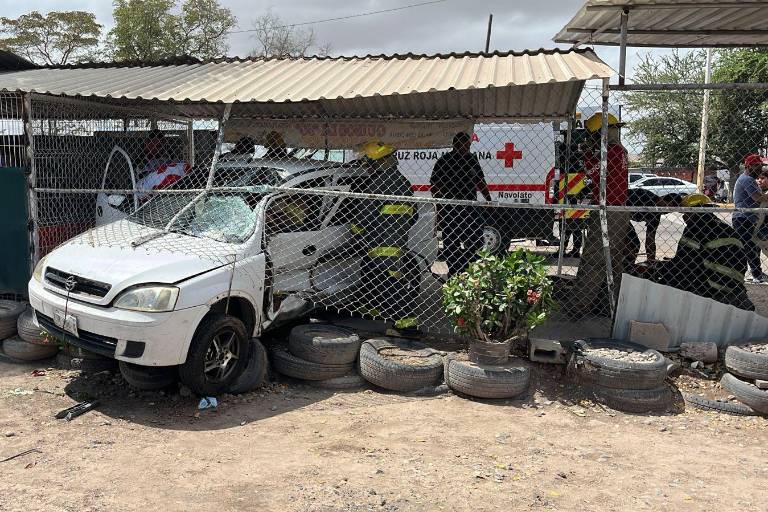 Adultos mayores resultan heridos tras impactar su vehículo contra un camión y estrellarse en negocio en Navolato
