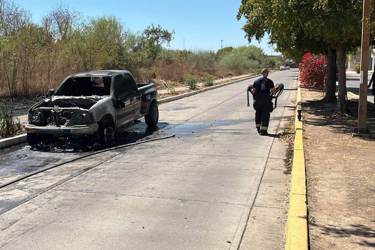 Se incendia camioneta en el Desarrollo Urbano Tres Ríos; no hay lesionados