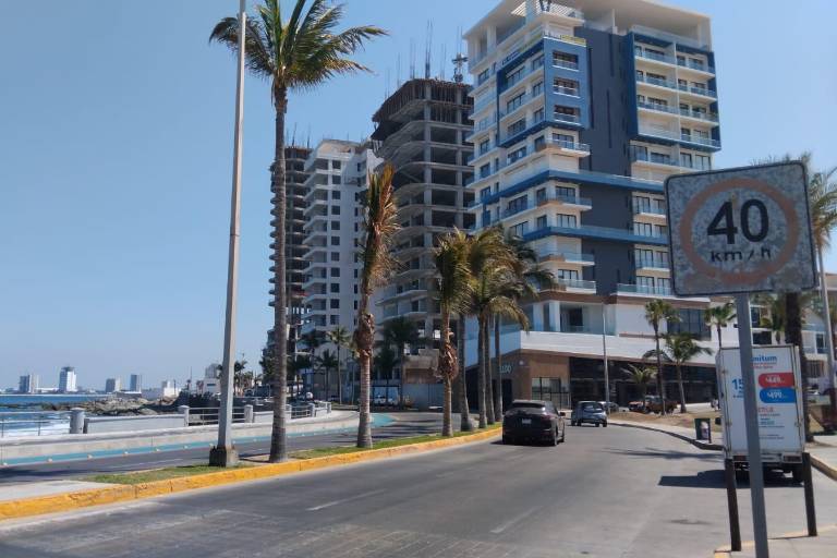 A casi un mes de accidentes mortales, Paseo Claussen sigue sin nueva señalética en la curva donde retiraron palmeras