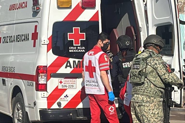 Mujer es golpeada y abandonada en la vía pública en Culiacán; fue hospitalizada
