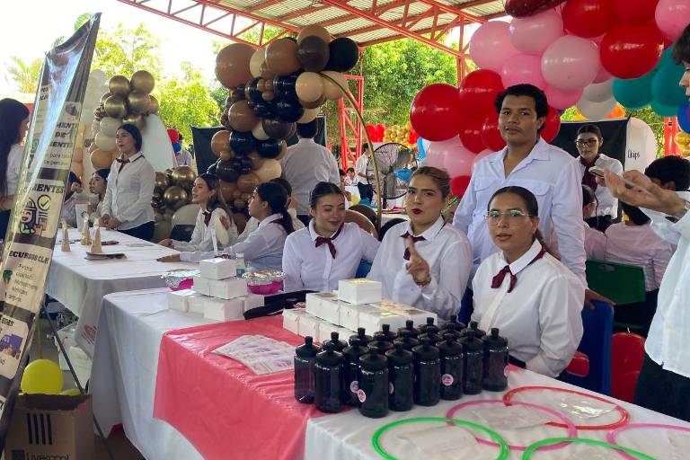 Muestran estudiantes de Alimentos sus mejores ideas en la ‘Expo-Proyecta tu Ingenio’ de Cbtis 51
