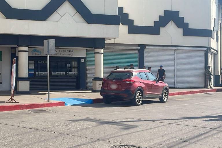 Balean vehículo tras intento de atraco en una plaza comercial de Culiacán
