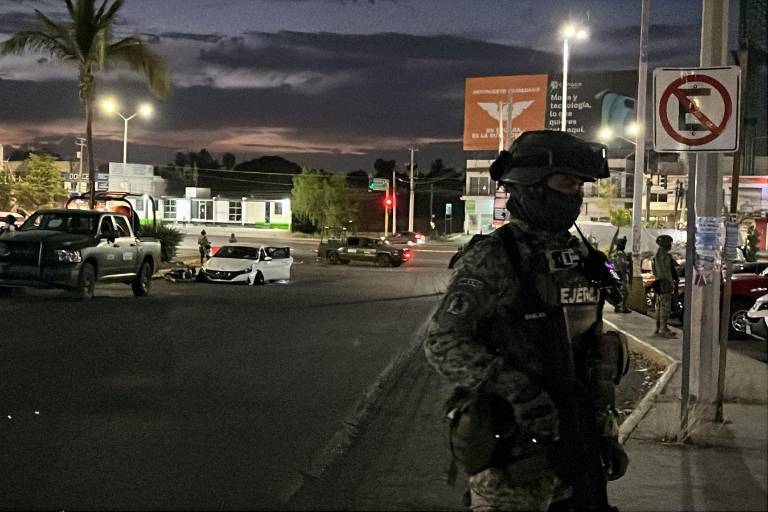 Persecución provoca un siniestro vial que deja a dos civiles detenidos y un hombre lesionado en Culiacán