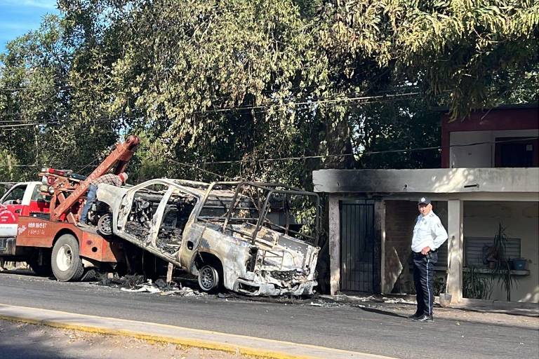 Retiran patrulla de Policía Estatal incendiada en El Fuerte 9 horas después del siniestro