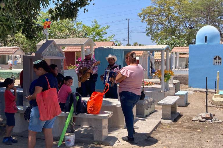 Se reúnen familias para no perder la tradición de visitar a mamá en el panteón
