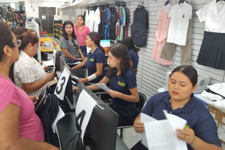Tiene segunda semana del canje de uniformes y útiles escolares una mayor afluencia de padres de familia