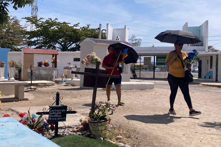 Familias mazatlecas acuden a panteones para hacer limpieza y arreglos previo al Día del Padre