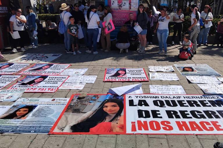 Protestan frente al Palacio Municipal de Mazatlán para pedir la localización de Yoshimi Dalaif y su esposo