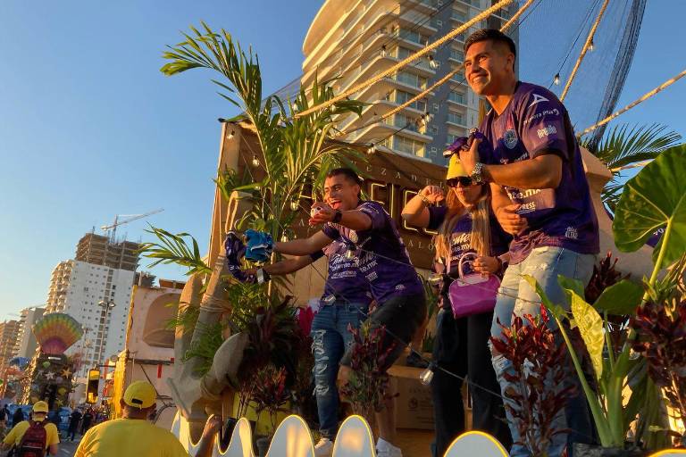 Equipos profesionales del puerto son parte del desfile del Carnaval de Mazatlán 2025
