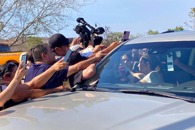 Se arremolinan alrededor de Claudia Sheinbaum a su llegada al Hospital General de Mazatlán