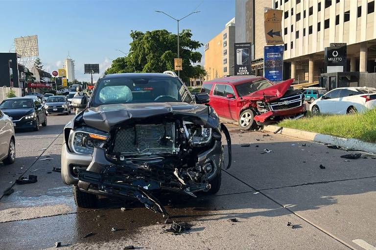 Aparatoso choque de camionetas de lujo en Culiacán, deja daños millonarios en Tres Ríos