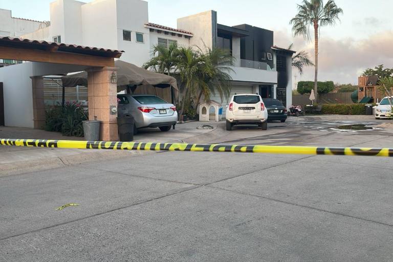 Balean e incendian un domicilio en una privada del sector Tres Ríos en Culiacán
