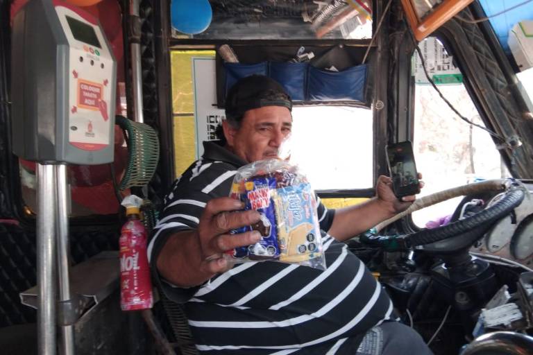 Antonio Ortega regala en su camión dulces a niñas y niños