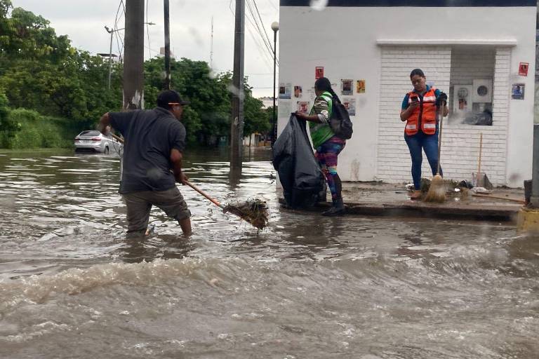 Lluvias de madrugada dejan inundaciones en 13 colonias de Mazatlán