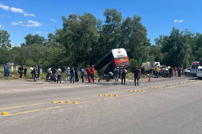 Muere conductor en choque entre autobús y tráiler en Costa Rica, Sinaloa