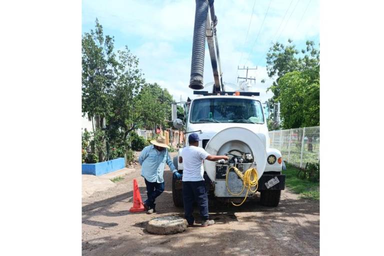 Japac atiende fuga de drenaje en Alto de Bachigualato, en Culiacán, tras denuncia