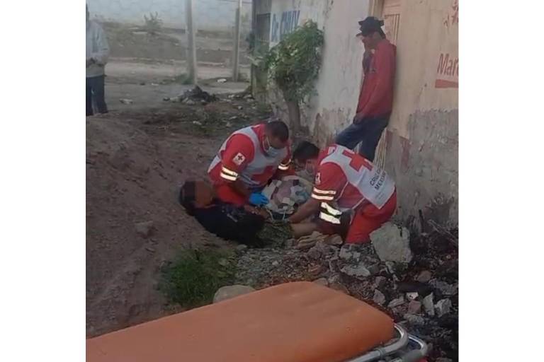 Mujer indígena da a luz sobre la tierra en lote baldío en Guasave