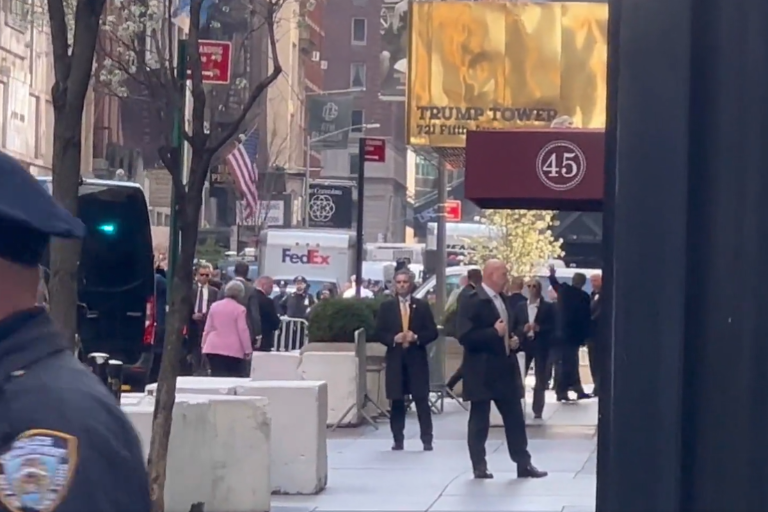 Trump llega a Nueva York para comparecer