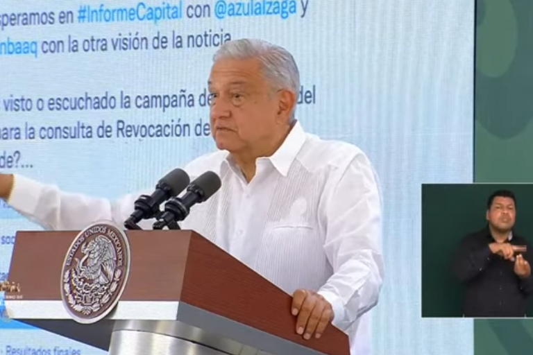 AMLO usa un sondeo de Twitter, de solo 74 votos, para desacreditar al INE