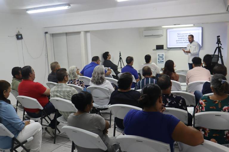 Infancias necesitan nueva educación respecto al uso del celular: Diputado