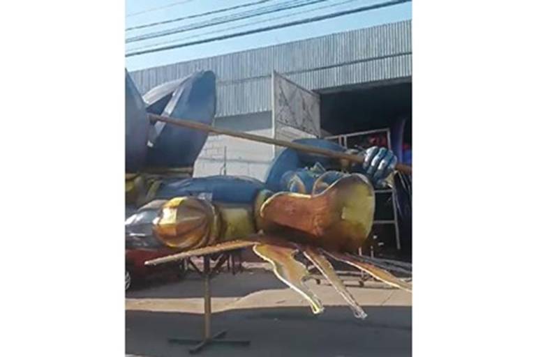Salen otros dos monigotes para ser colocados en el Malecón de Mazatlán