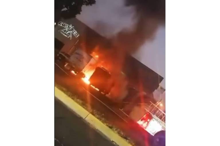Disparan contra negocio de Sushi en Culiacán y queman dos camionetas