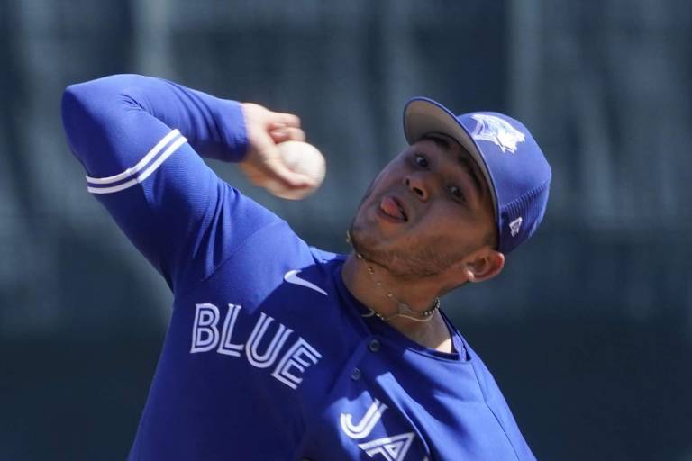 Escuinapense Adrián Ulises Hernández retira una entrada en juego de pretemporada entre Azulejos y Filis (VIDEO)