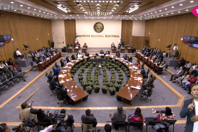 Reestructuran comisiones en el INE
