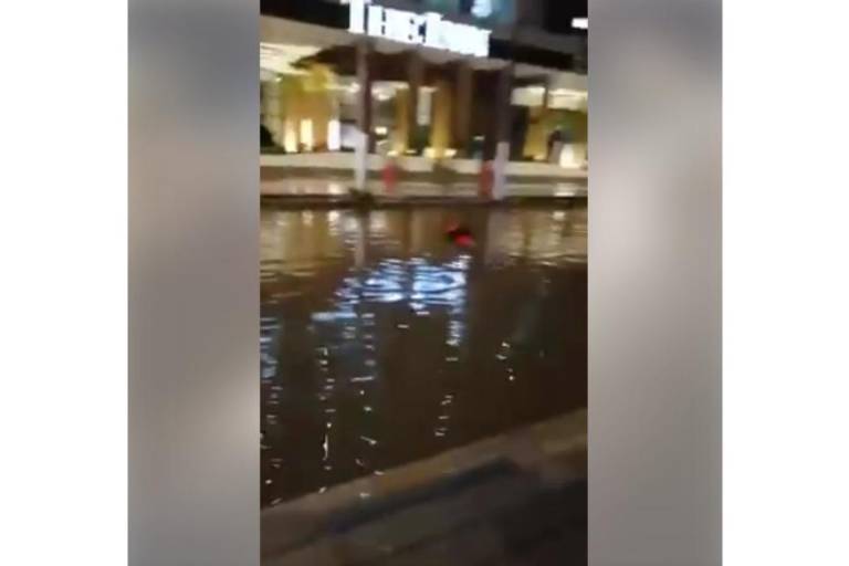 Con la primera lluvia, paso peatonal en la Avenida Camarón Sábalo, en Mazatlán, provoca inundaciones
