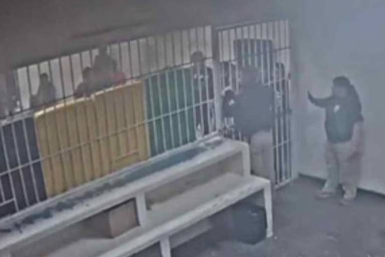 AMLO instruye a FGR dar a conocer videos del incendio en estación del INM