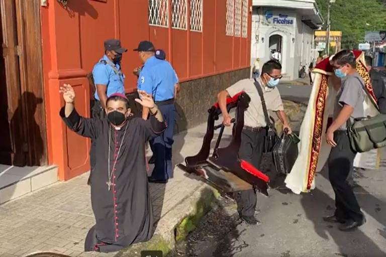Policía de Nicaragua detiene a obispo católico, crítico del presidente Daniel Ortega