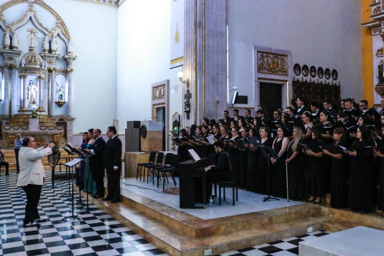 Llevan a Catedral el himno religioso Stabat Mater